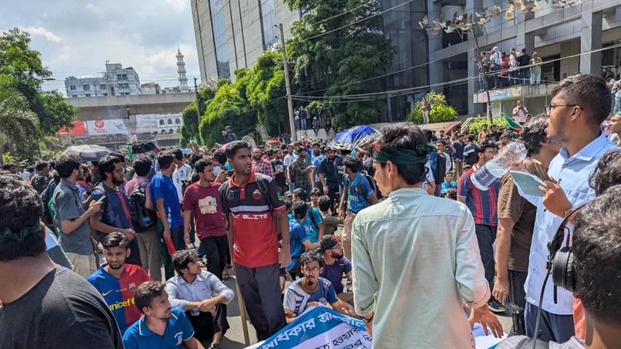 Police are dispersing engineering students marching towards the chief advisers residence in Dhaka around 1:30pm on Wednesday, August 27, 2025, leaving at least 10 injured. Photo: Amirul Islam Masum/Dhaka Tribune https://www.dhakatribune.com/bangladesh/dhaka/390093/why-are-buet-students-protesting